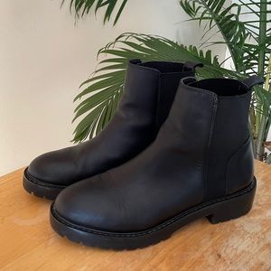 SOLD 🌈 Steve Madden Gliding Chelsea Boot